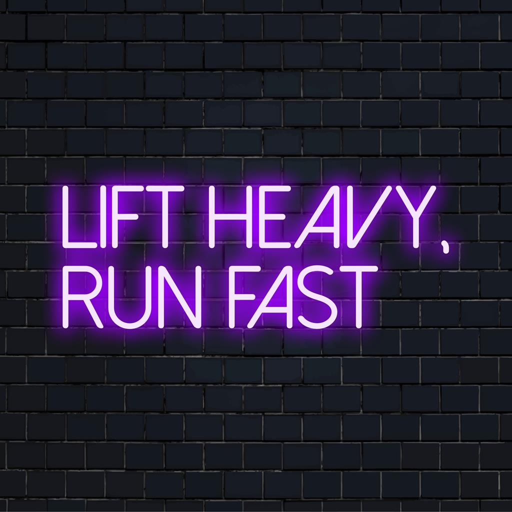 Placa de LED neon personalizada com os dizeres "Levante Peso Pesado, Corra Rápido" em fonte em negrito; arte de parede vibrante para ambientes de condicionamento físico energizantes.