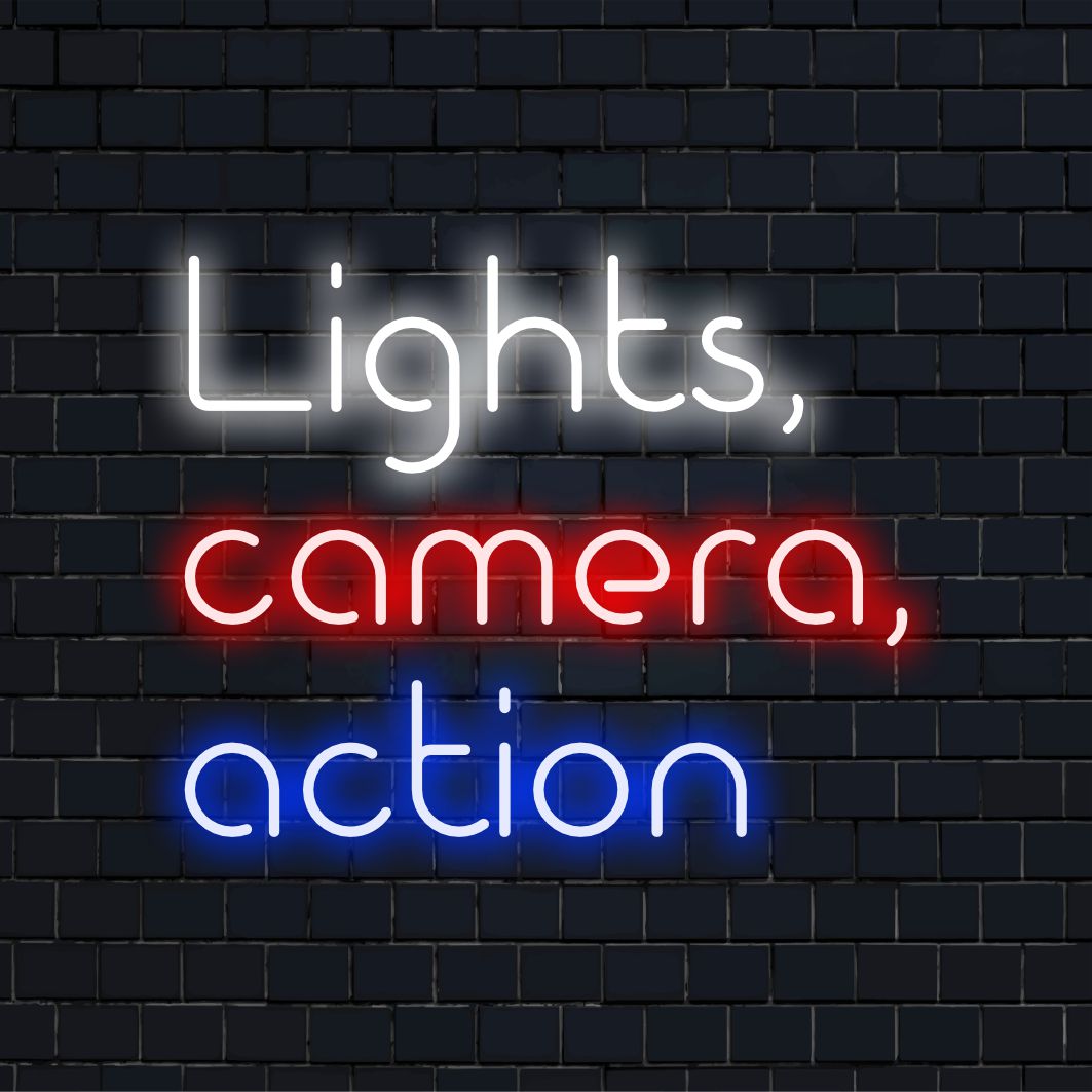 Placa de LED neon com a frase Luzes, Câmera, Ação iluminando em cores vibrantes, perfeita para decorar qualquer espaço.