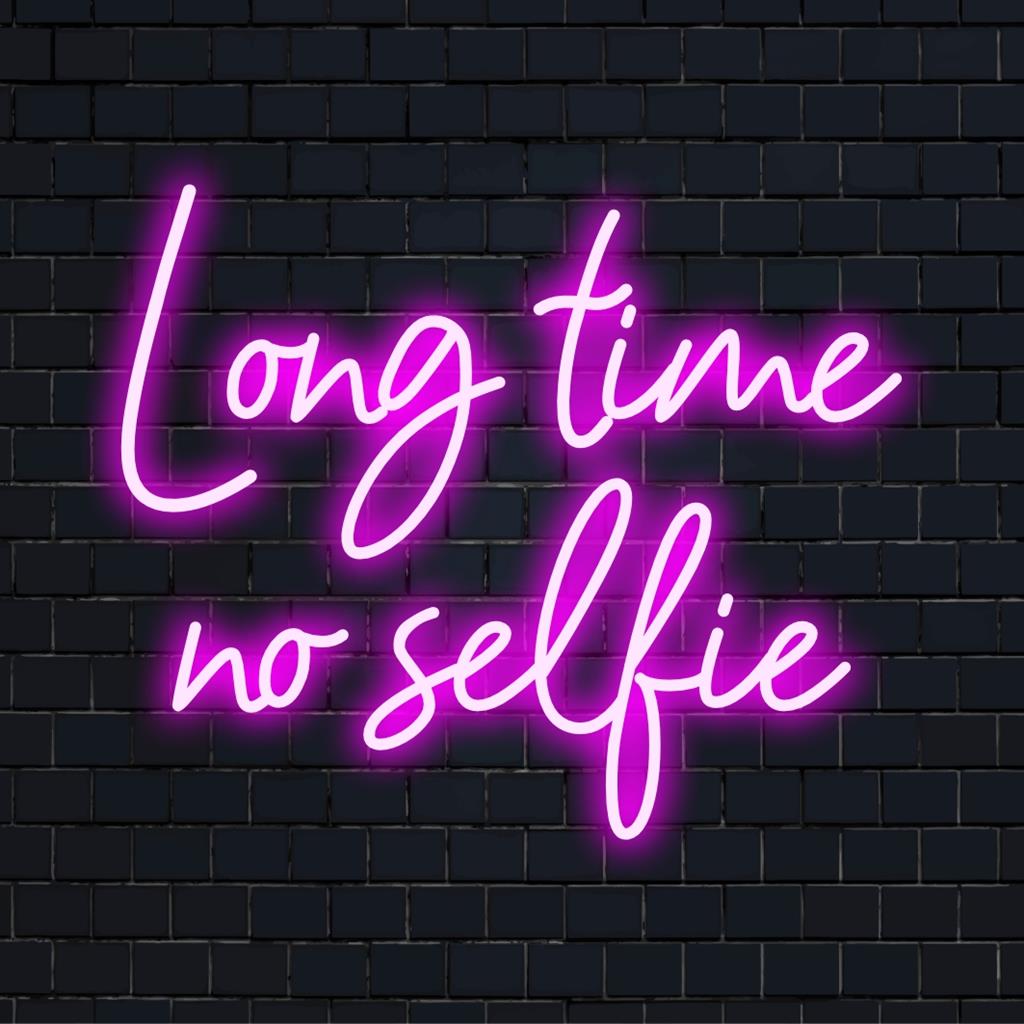Placa de neon LED personalizada com texto moderno e estiloso "Long Time No Selfie", perfeita para decoração vibrante de casa, acrescenta um ambiente lúdico.