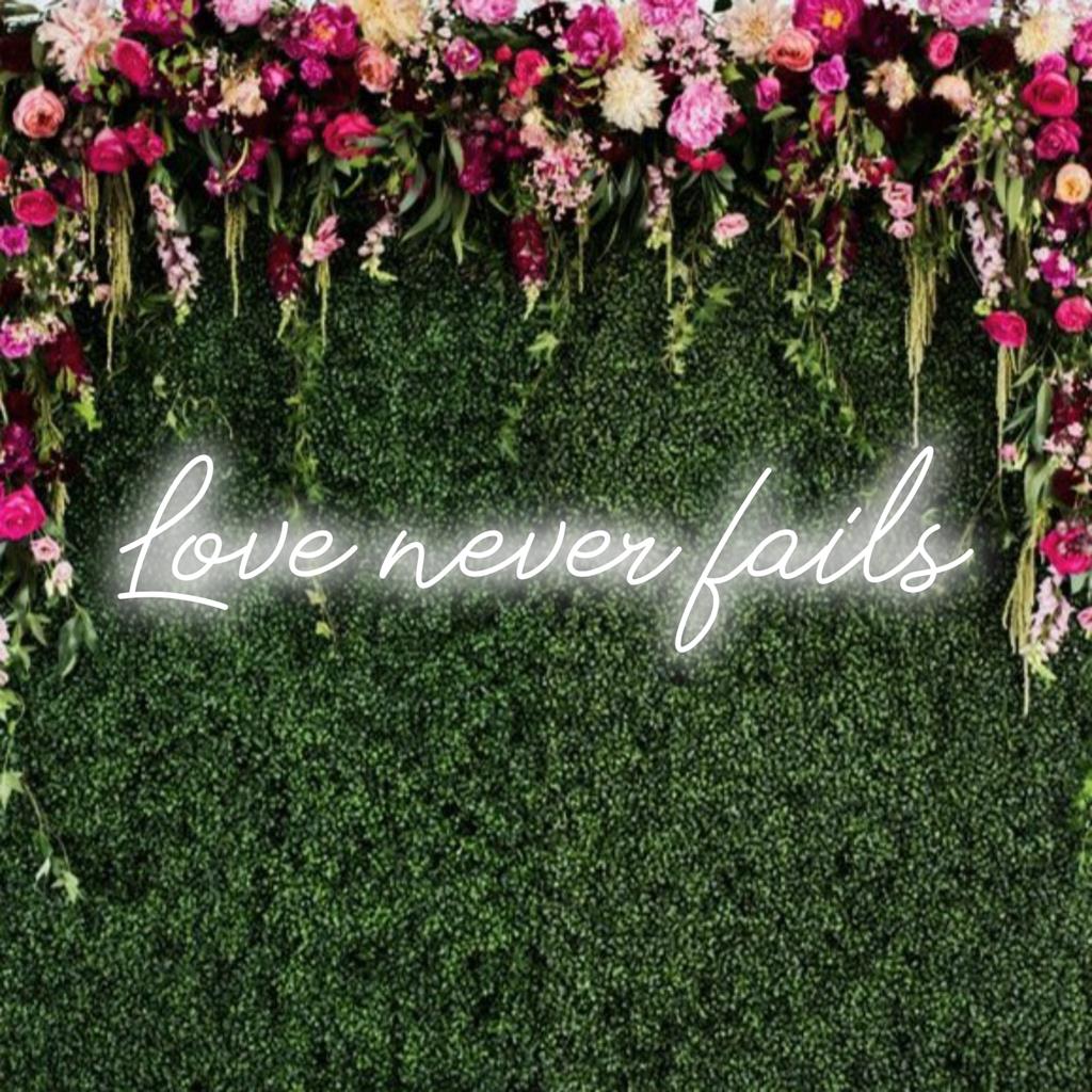 Placa de neon LED com a frase Love Never Fails em cores radiantes; perfeita para criar ambientes e expressar amor eterno.
