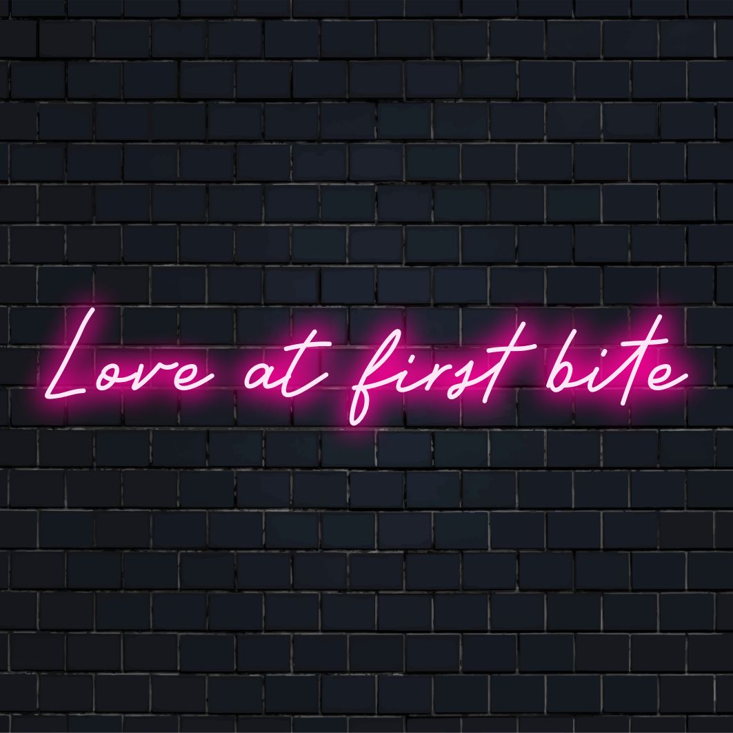Placa de neon LED com texto Love At First Bite; perfeita para adicionar um toque lúdico e personalizado a qualquer espaço.
