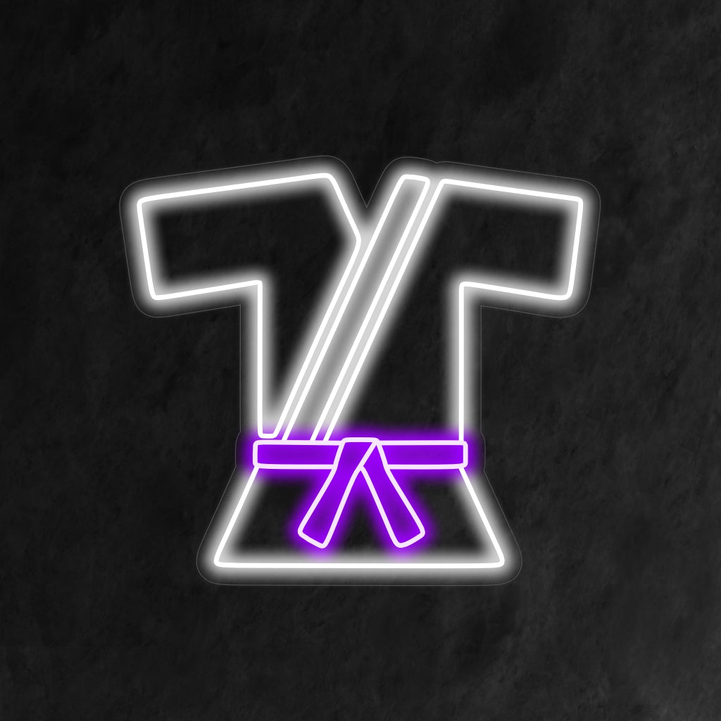 "Placa de neon para uniformes de artes marciais" é um acessório dinâmico e energético, perfeito para estúdios de artes marciais e academias. Ilumine com o espírito de disciplina e força!