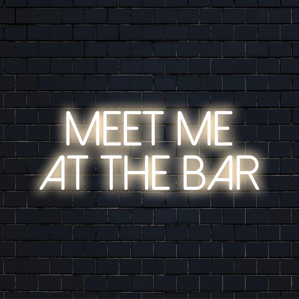 Letreiro de neon LED personalizado com a inscrição "Meet Me At The Bar", ideal para decoração de bares ou eventos em casa. Exibição de luzes neon vibrantes.