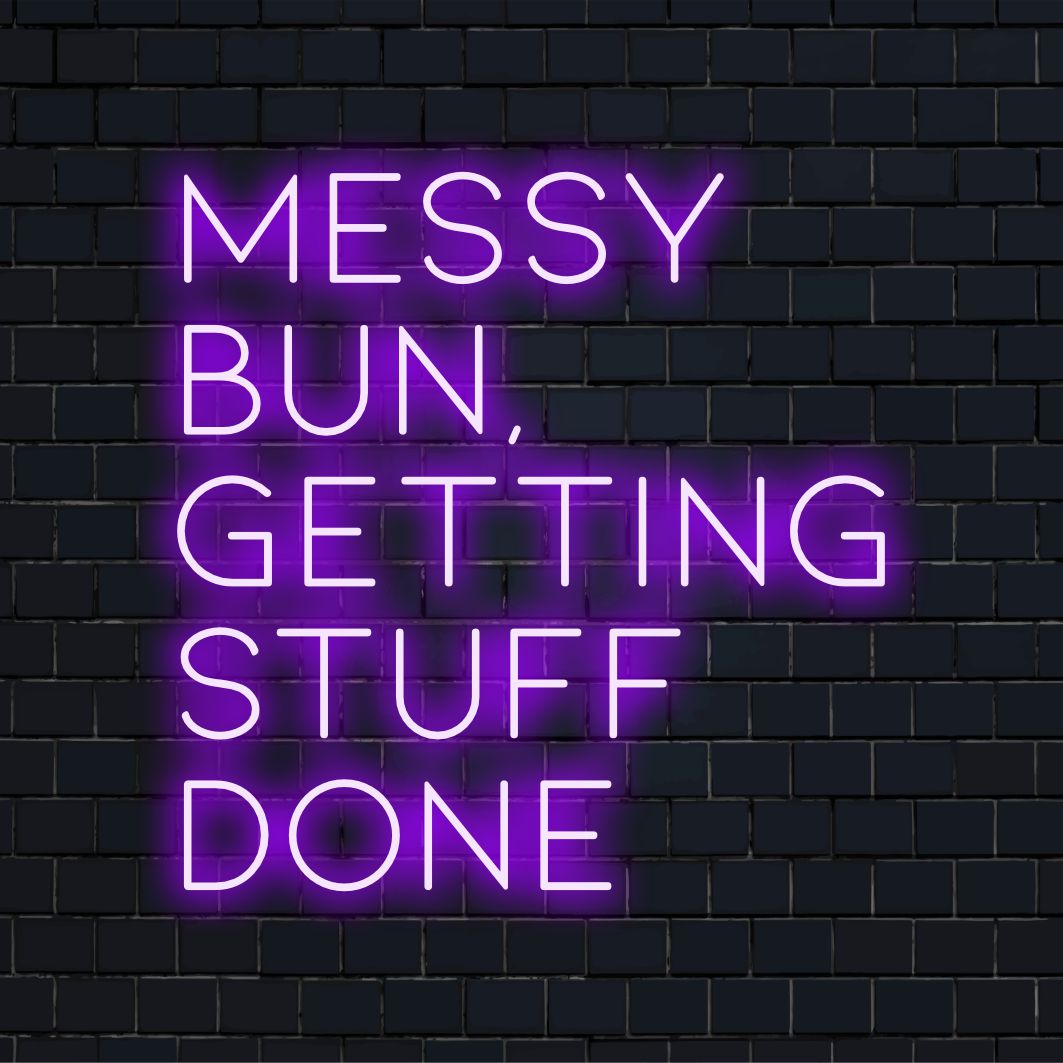Placa de neon de LED com o texto "Messy Bun, Getting Stuff Done"; decoração artística com citações neon perfeitas para motivação personalizada.