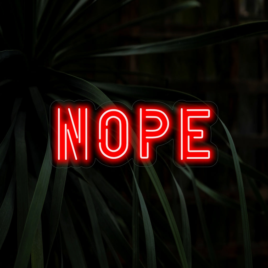 "NOPE Neon Sign" é uma adição ousada e direta, perfeita para espaços que adotam uma atitude direta e intransigente. Ilumine com um toque de assertividade!