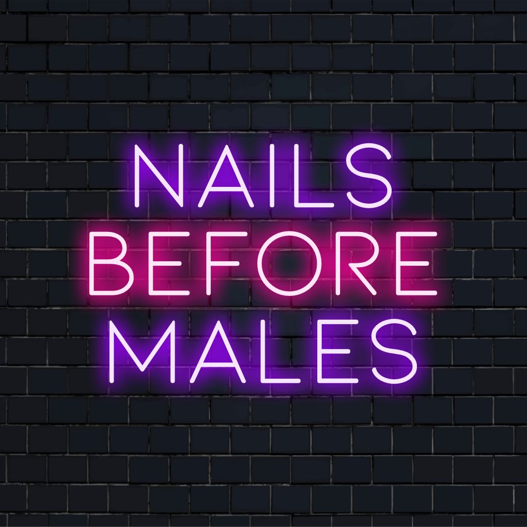 Placa de neon LED personalizada com os dizeres Nails Before Males; uma mistura chique de coragem e estilo para uma decoração de parede ousada.