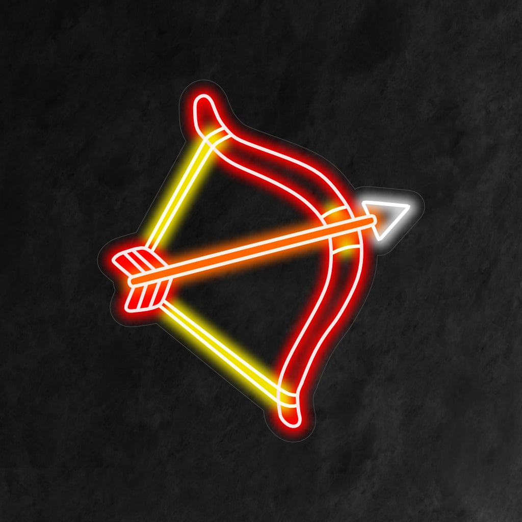 "Placa de neon com arco e flecha indígena" é um acréscimo cultural e simbólico ao seu interior. Uma luz neon que homenageia a herança indígena com um arco e flecha.
