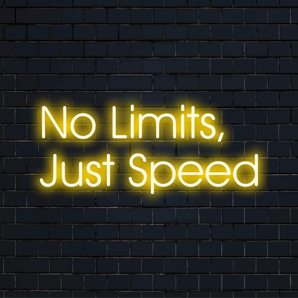 Arte de parede em neon LED vibrante com a inscrição "No Limits, Just Speed" em negrito, perfeita para um espaço dinâmico e energético.