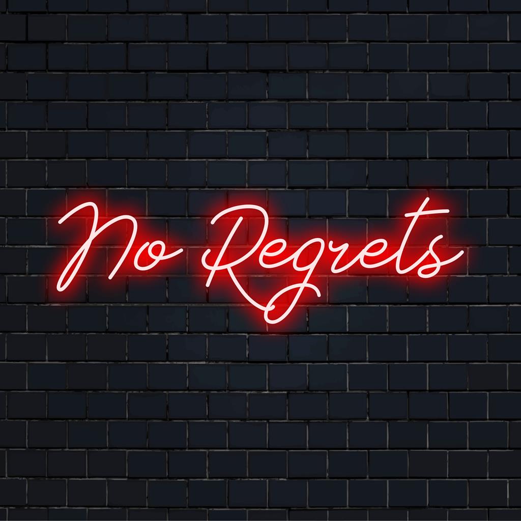 Placa de neon LED com a frase No Regrets em iluminação forte e vibrante; peça de decoração atraente para interiores modernos.