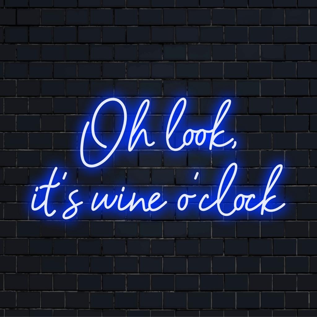 Letreiro de LED neon vibrante e personalizado com os dizeres Oh Look It's Wine O'Clock; perfeito para decoração com arte neon ousada e brilhante.
