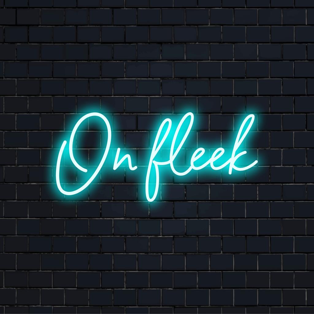 Letreiro de neon LED vibrante e personalizado com a inscrição "On Fleek", perfeito para decoração moderna ou para uma declaração pessoal. Arte de iluminação neon exclusiva.
