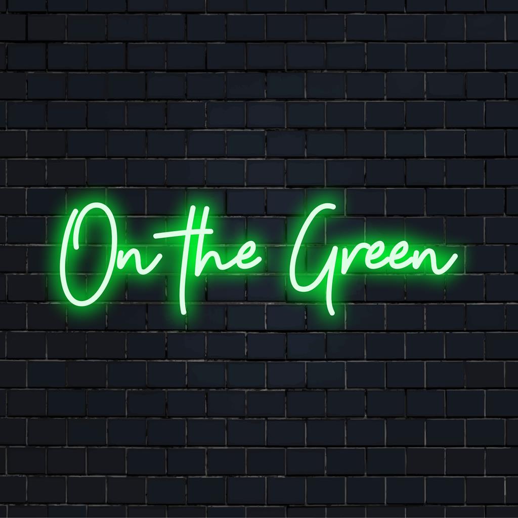 Placa de LED neon vibrante e personalizada com a frase On The Green, perfeita para adicionar um toque único e personalizado a qualquer espaço.