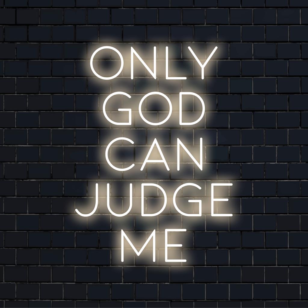 Placa de LED neon personalizada com os dizeres "Só Deus pode me julgar", com luzes neon vibrantes e design artístico personalizado.