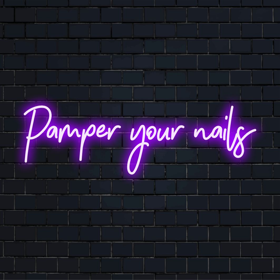 Letreiro de neon LED vibrante exibindo "Pamper Your Nails"; arte de parede perfeita para criar um ambiente convidativo e glamouroso.