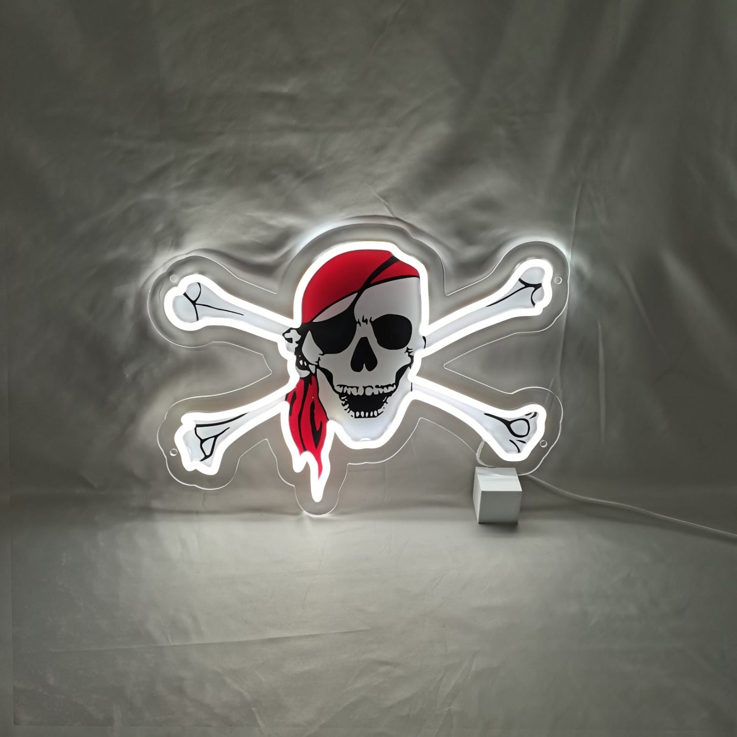 Letreiro LED neon com impressão UV e caveira pirata - The Art Neon