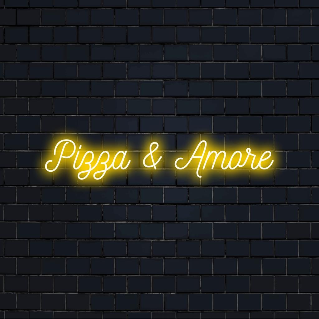 Letreiro de neon vibrante Pizza & Amore, que mistura comida e clima de amor; ideal para ambientes aconchegantes ou decoração de restaurantes.