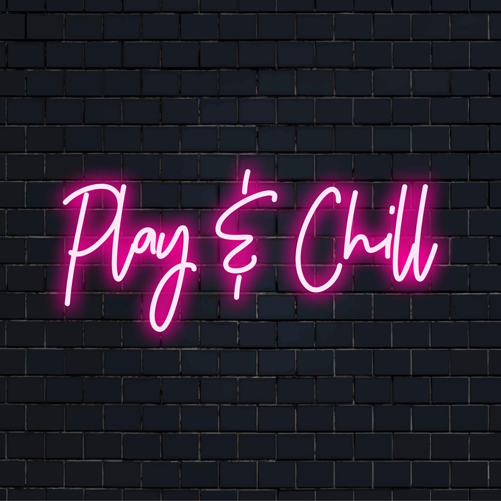 Placa de LED neon com a palavra "Play And Chill" escrita em fonte estilosa, acrescentando uma decoração com luzes neon vibrantes para um ambiente descontraído.