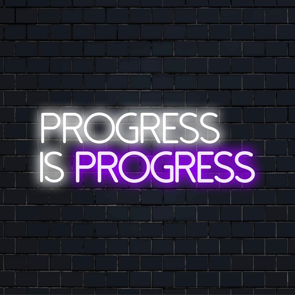 Placa de LED neon personalizada com o texto Progress Is Progress em cores vibrantes, ideal para decoração e inspiração modernas.