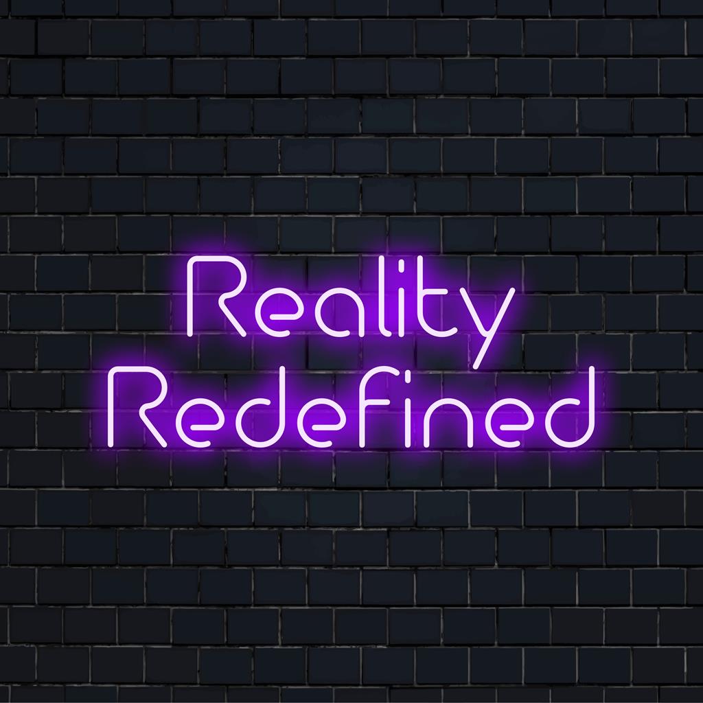 Letreiro de neon LED com o texto "Realidade Redefinida", exibindo letras brilhantes. Ideal como decoração de parede moderna ou como uma declaração de neon única.