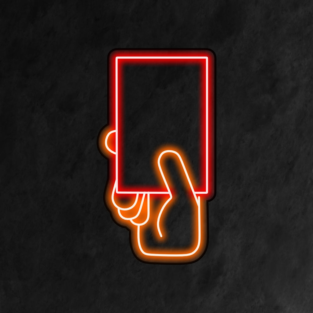 "Árbitro segurando um cartão vermelho em neon" retrata um momento poderoso, adicionando um toque ousado e competitivo ao seu interior com tema esportivo.