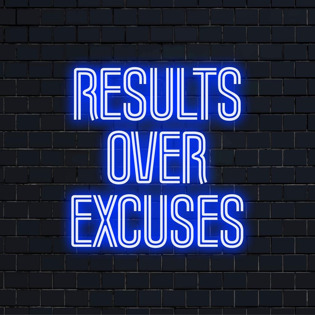 Placa de LED neon personalizada iluminando a frase "Results Over Excuses", uma vibrante arte de parede neon para decoração motivacional.