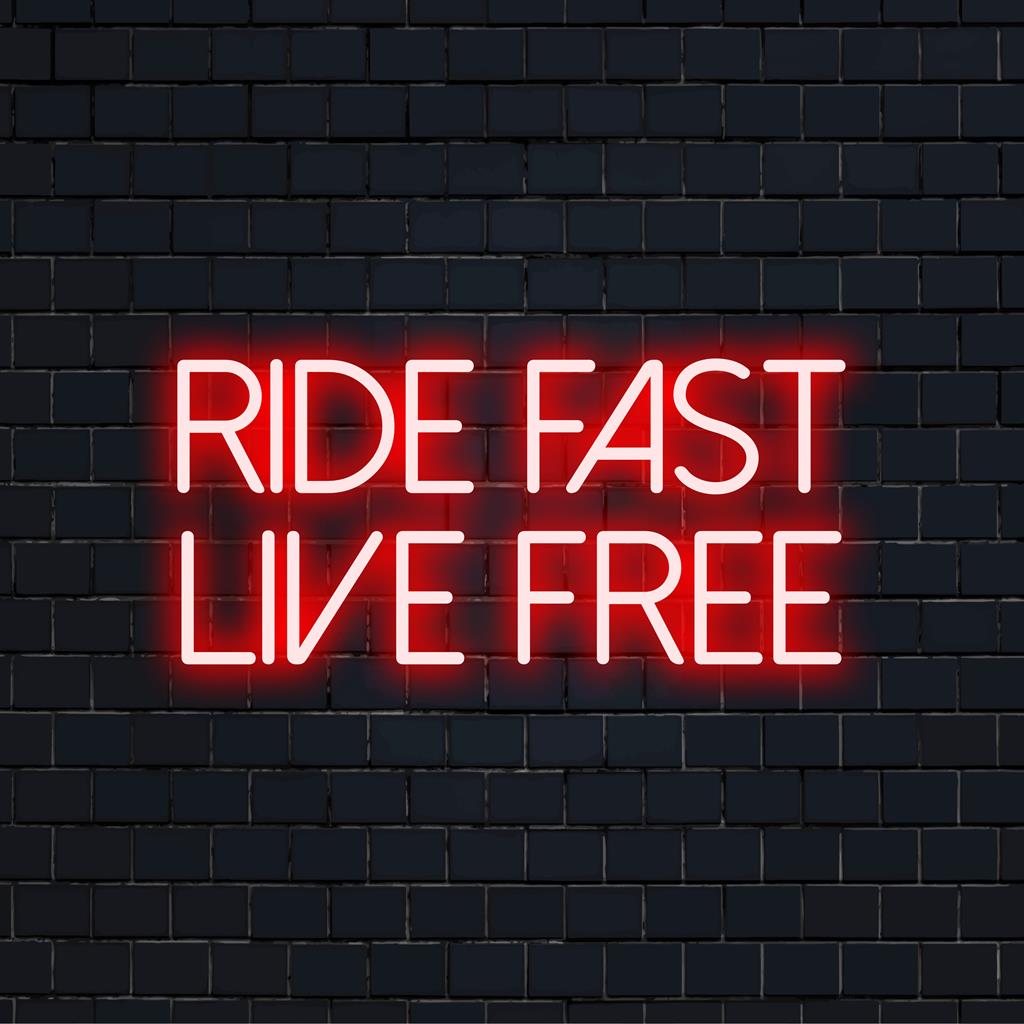 Placa de neon de LED com a frase Ride Fast Live Free em letras neon em negrito; arte de parede neon perfeita para espíritos livres.