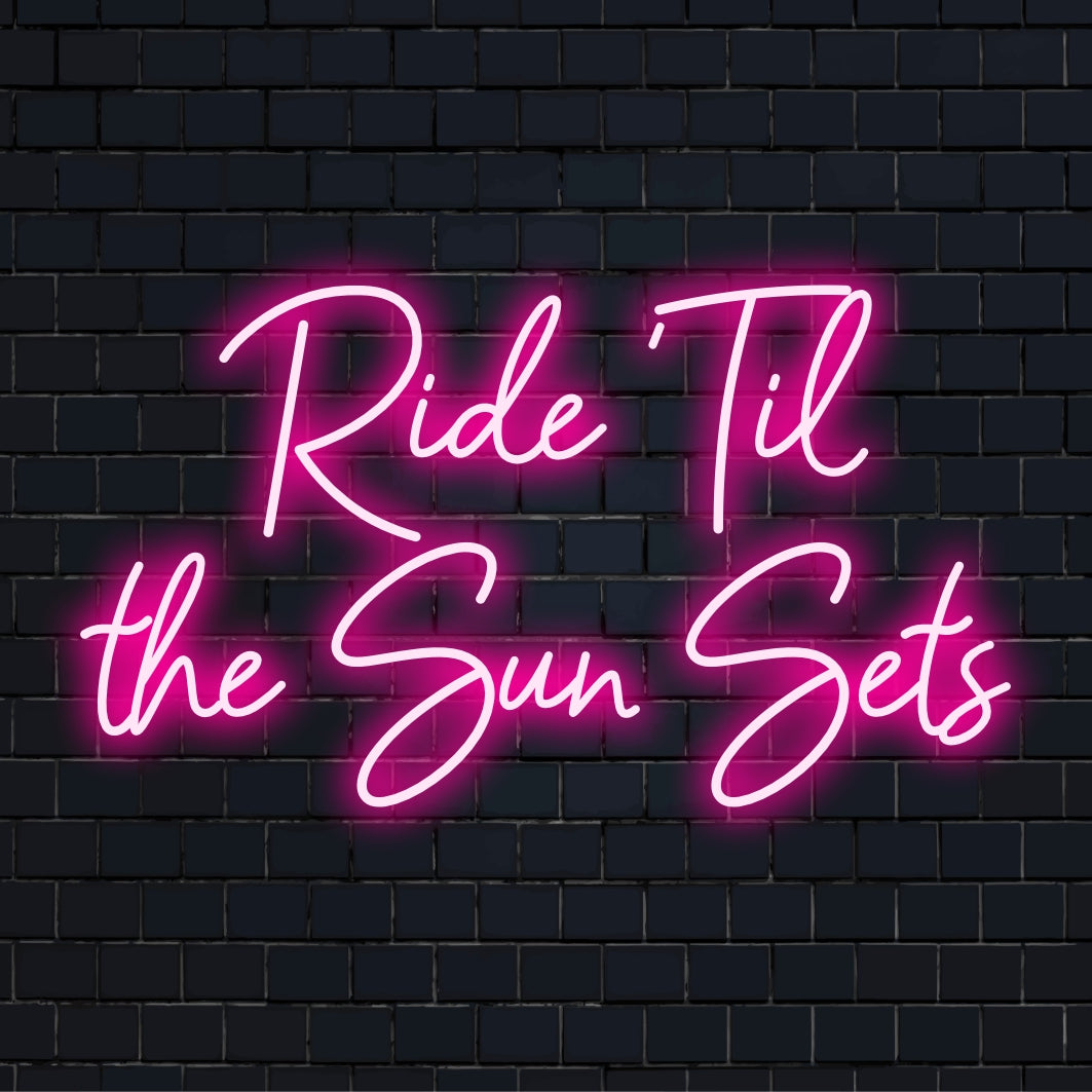 Letreiro de neon LED personalizado iluminando o Ride Til the Sun Set com cores vibrantes. Perfeito para decoração de parede com neon personalizado.