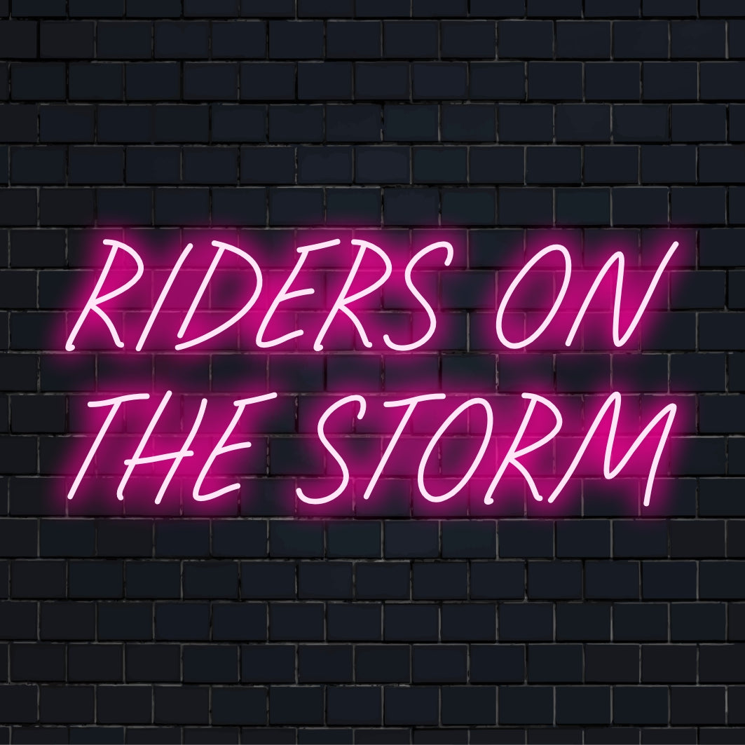 Placa de neon LED com o texto Riders on the Storm, que mistura estilo e ambiente, ideal como decoração de parede de LED personalizada.