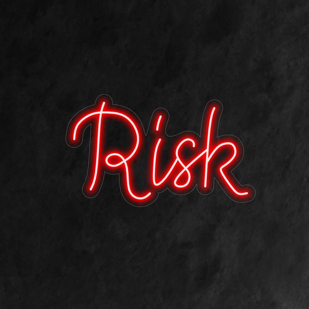 "O letreiro de neon "Risk" ilumina com ousadia a palavra "Risk", infundindo ao seu espaço uma sensação de aventura e espírito ousado."