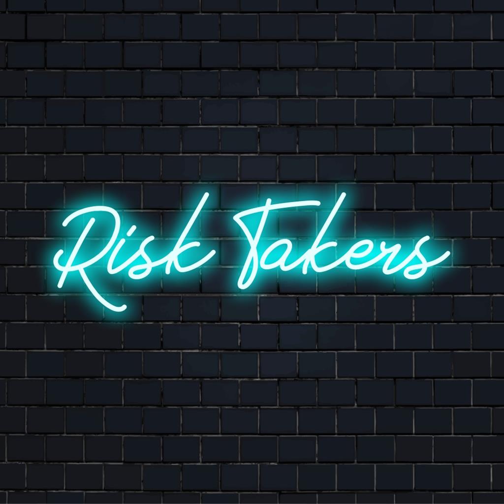 Placa de neon LED com citação ousada "Risk Takers"; peça personalizada vibrante perfeita para adicionar personalidade a qualquer espaço.