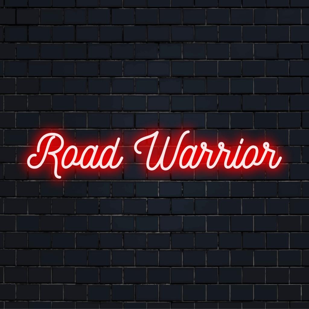 Placa de neon LED personalizada com o texto "Road Warrior" em letras grandes e elegantes. Perfeito para uma decoração de parede neon exclusiva.