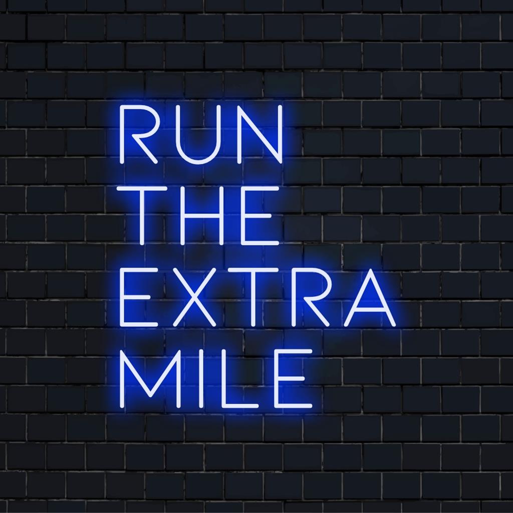 Letreiro de neon LED vibrante com texto Run The Extra Mile, perfeito para decoração motivacional e arte de letreiro de neon personalizada.