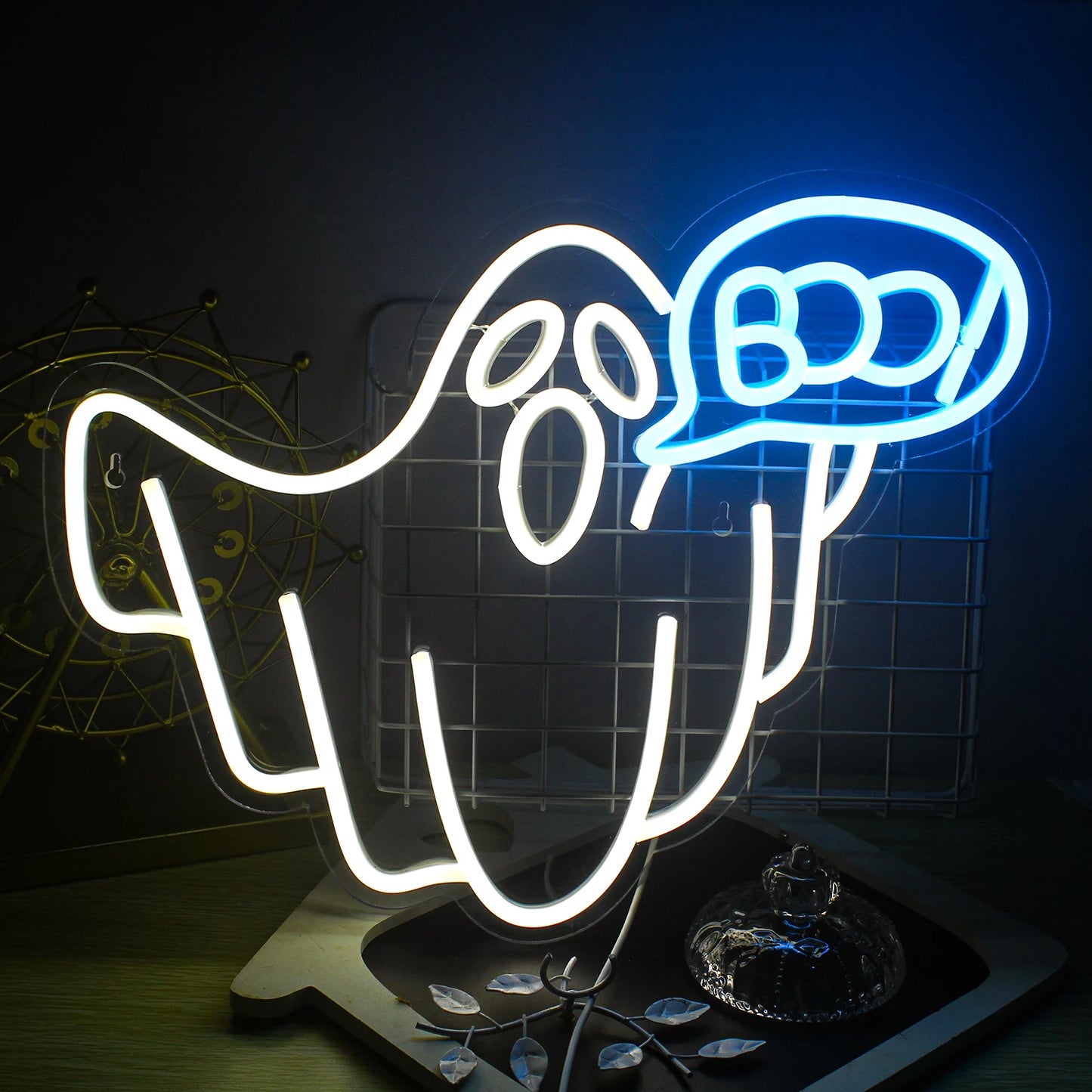 Uma placa de LED neon com tema de Halloween, cores vibrantes e design criativo.