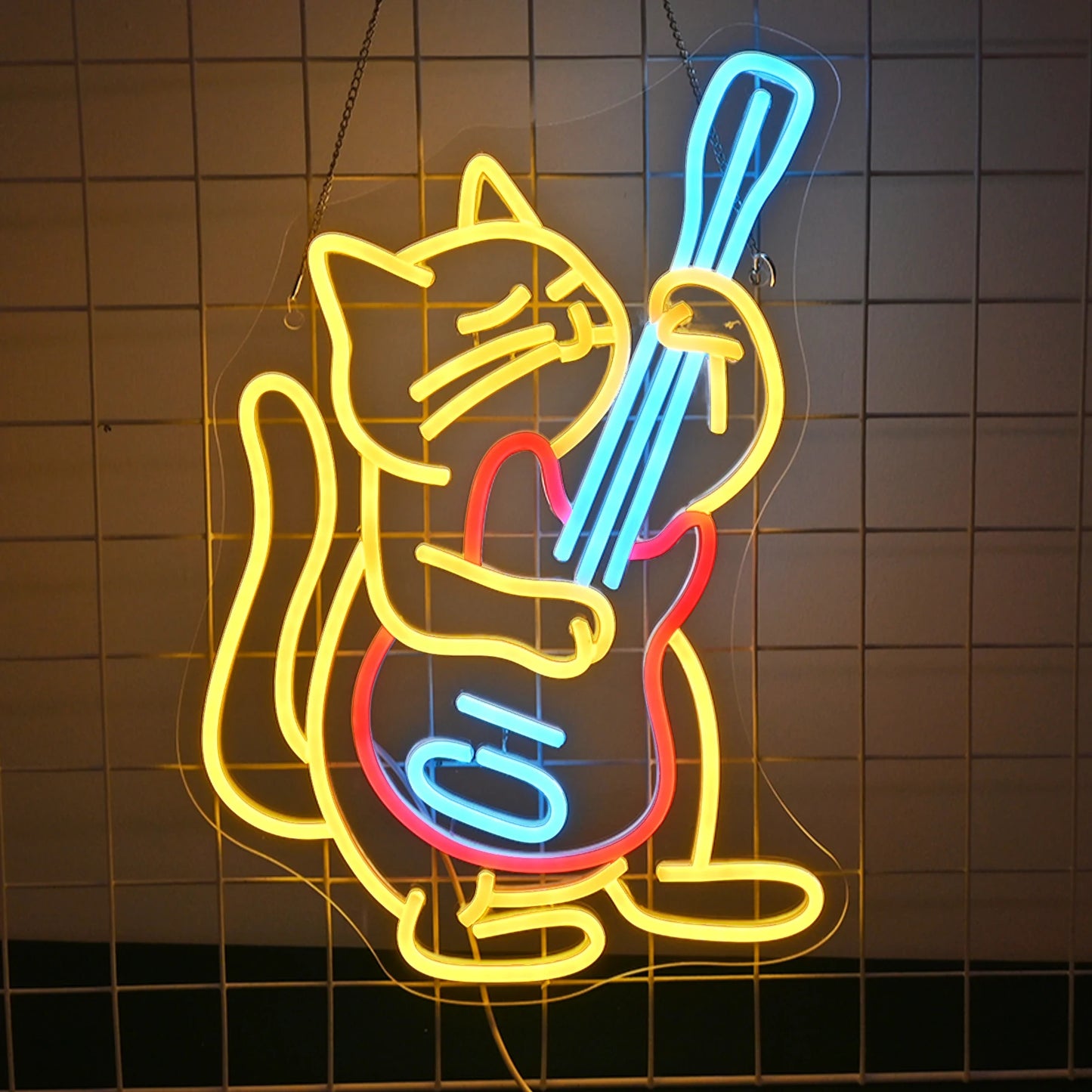 "Um letreiro de neon de LED apresenta um gato em estilo de desenho animado tocando energicamente uma guitarra elétrica.