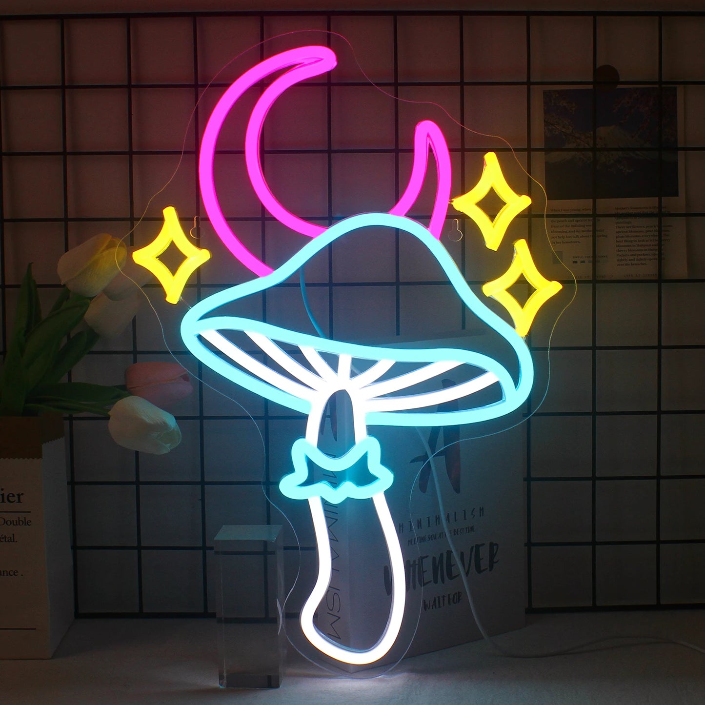 A imagem apresenta um letreiro de LED neon vibrante representando um design excêntrico de uma estrela, uma lua e um cogumelo.