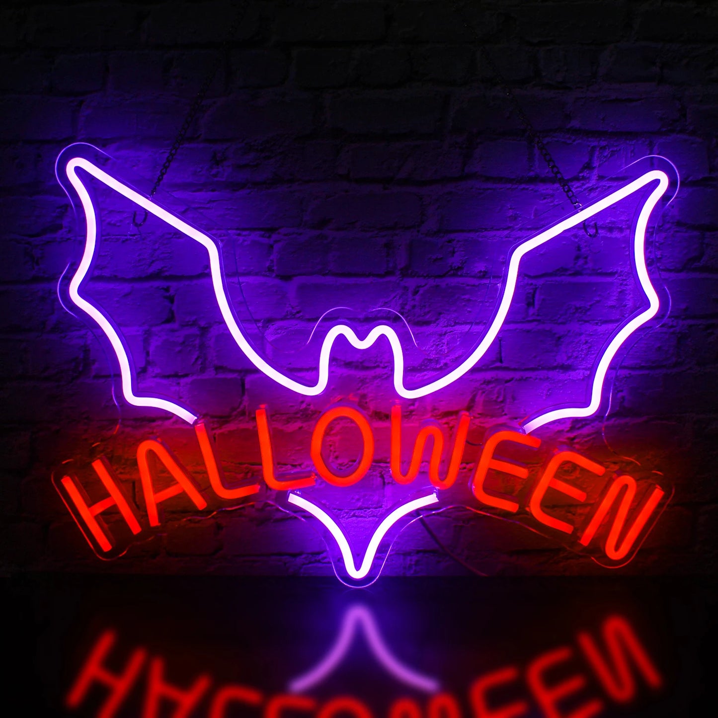 Uma placa de LED neon brilhante e feita à mão exibe a palavra "Halloween" em cores vibrantes laranja e roxo.