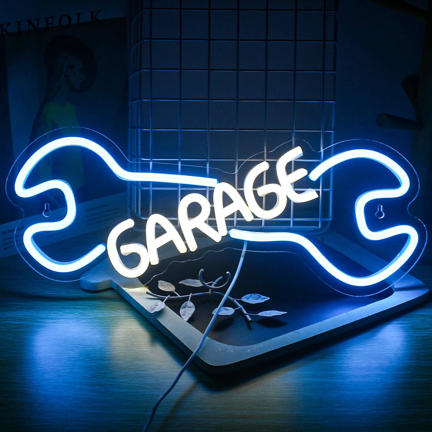 A imagem apresenta uma vibrante placa de LED neon projetada para ler "Garagem" em letras tubulares em negrito.