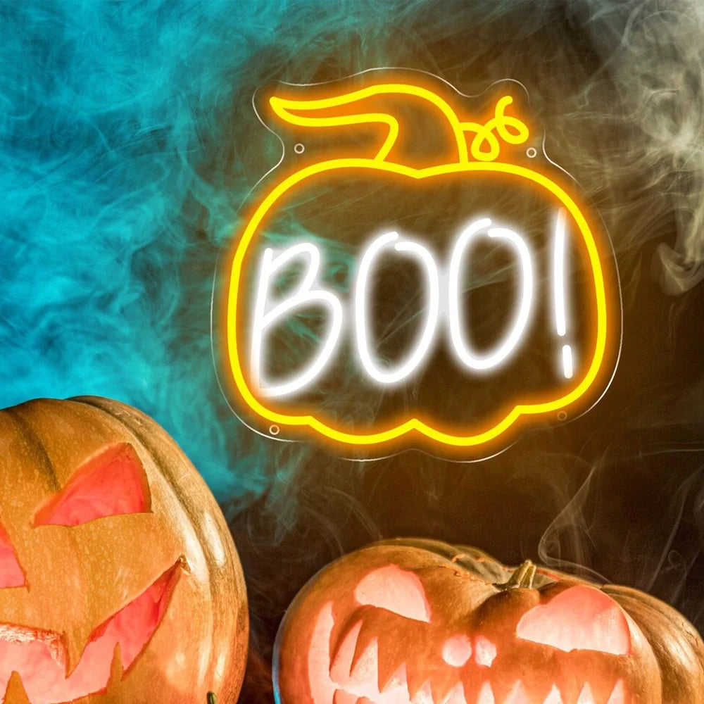 A imagem mostra uma vibrante placa de LED neon com tema de Halloween brilhando contra um fundo escuro.
