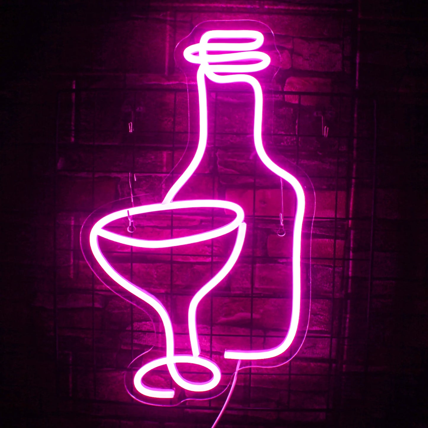 A imagem mostra um letreiro de LED neon vibrante no formato de uma taça de vinho.