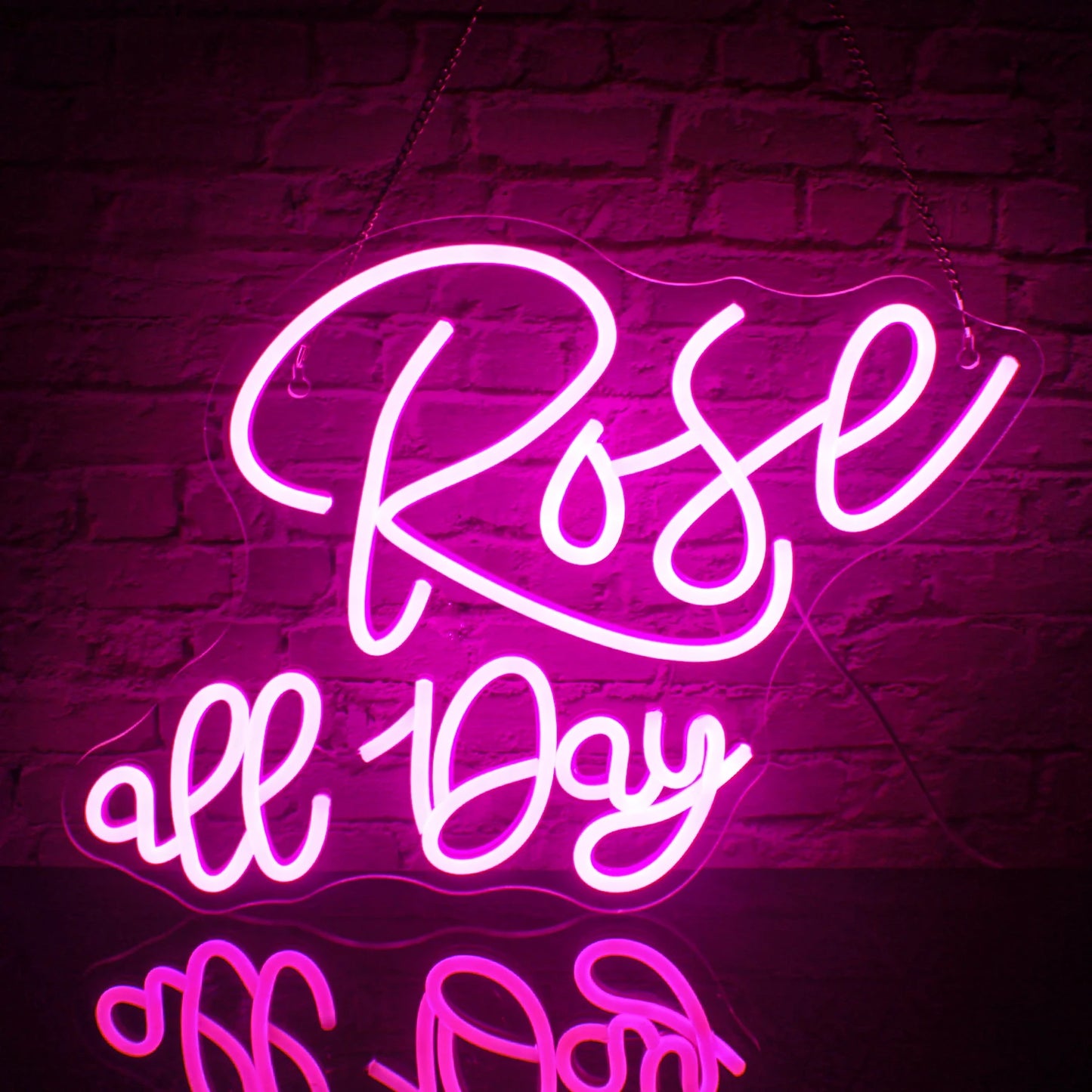 A imagem apresenta uma vibrante placa de LED neon exibindo a frase "Ros�� All Day" em letras cursivas elegantes.