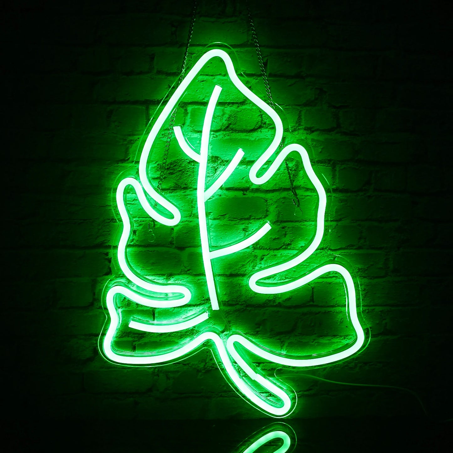 A imagem apresenta um letreiro de LED neon vibrante em formato de folha verde.