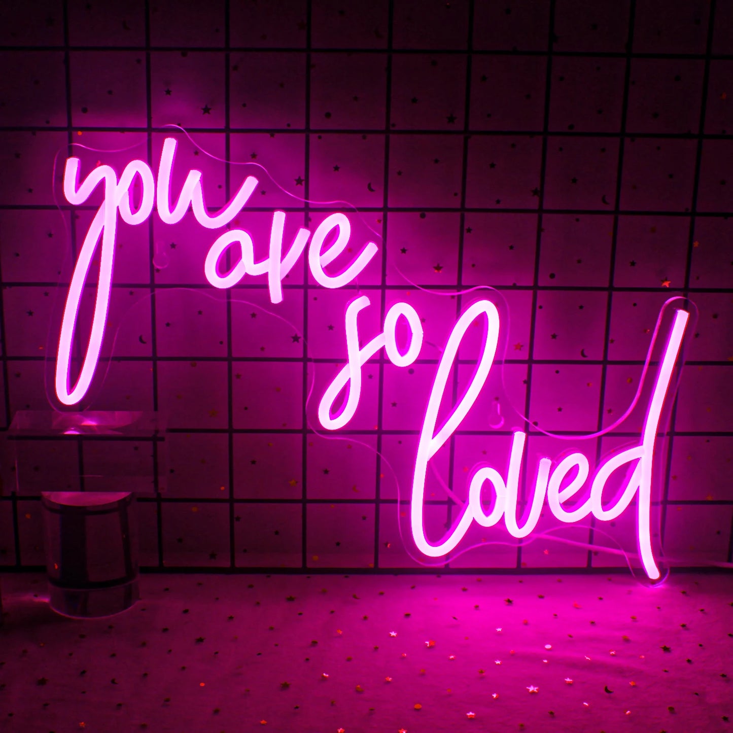 A imagem apresenta uma vibrante placa de LED neon exibindo as palavras "You Are So Loved" em letras cursivas elegantes.