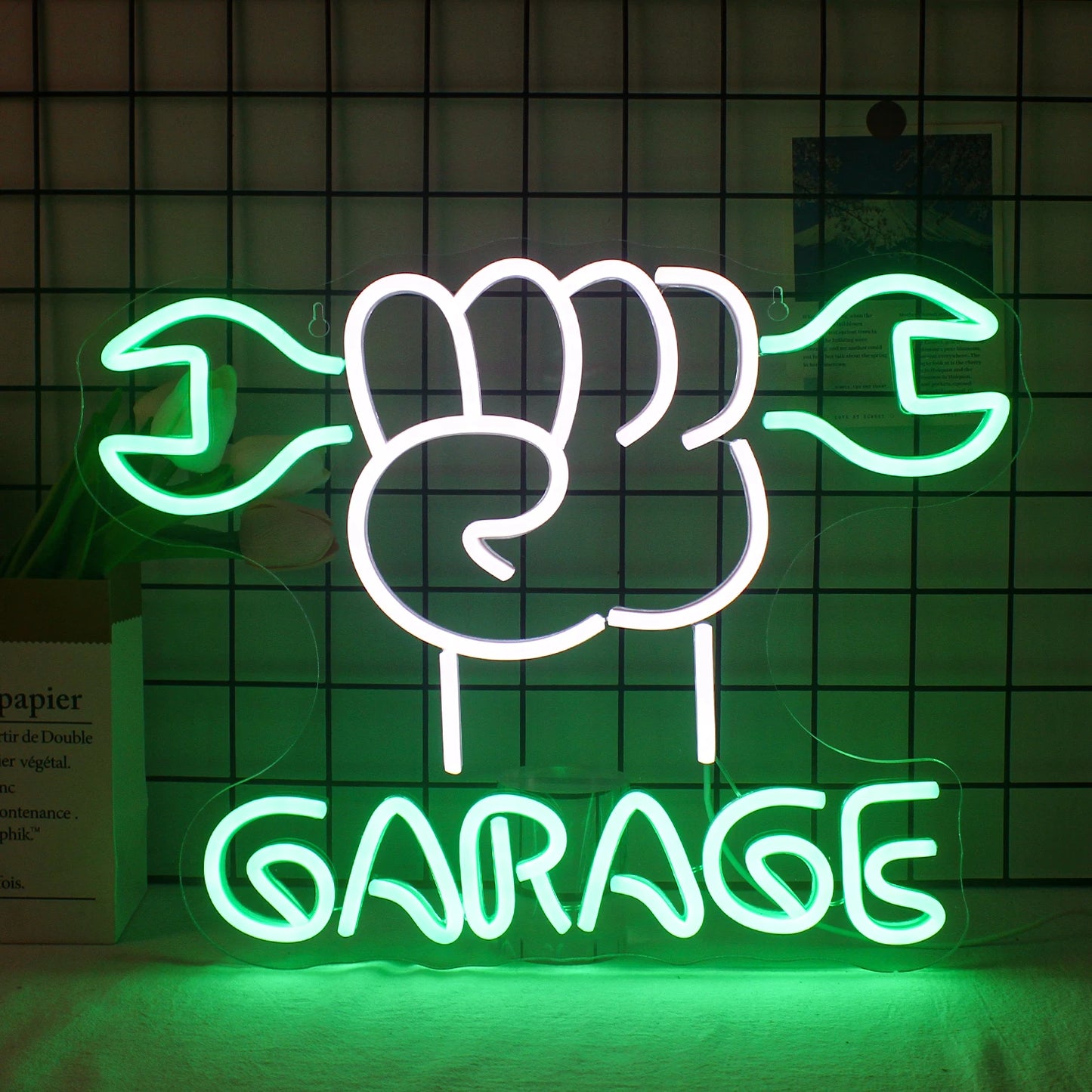 Uma vibrante placa de LED neon com a palavra "Garagem" iluminada em letras grandes e chamativas.
