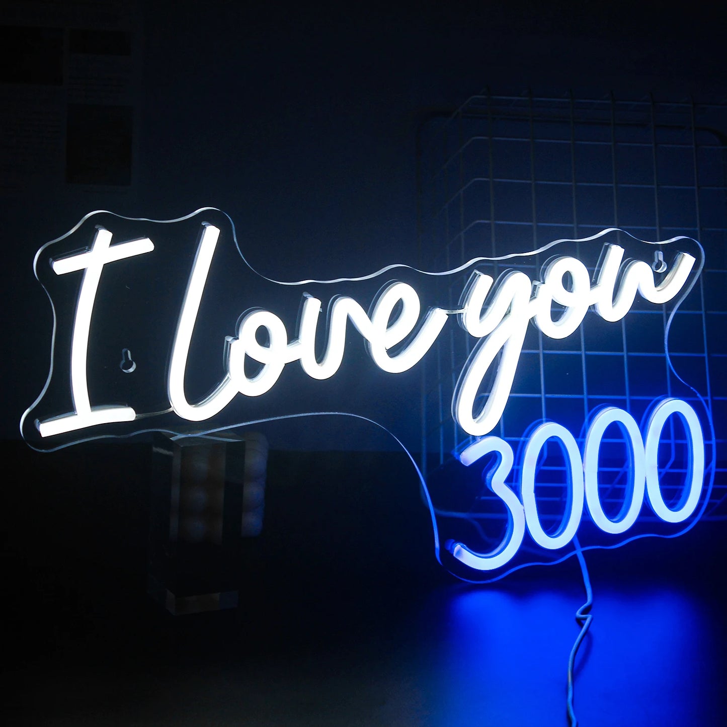Um letreiro de LED neon vibrante exibindo a frase "Eu te amo 3000 vezes" em uma fonte cursiva divertida.