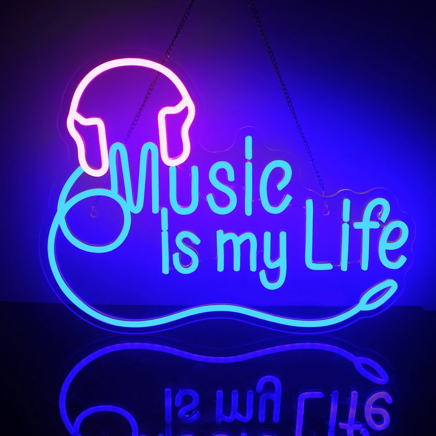 A imagem apresenta uma vibrante placa de LED neon feita à mão exibindo a frase "A música é minha vida" em letras maiúsculas.