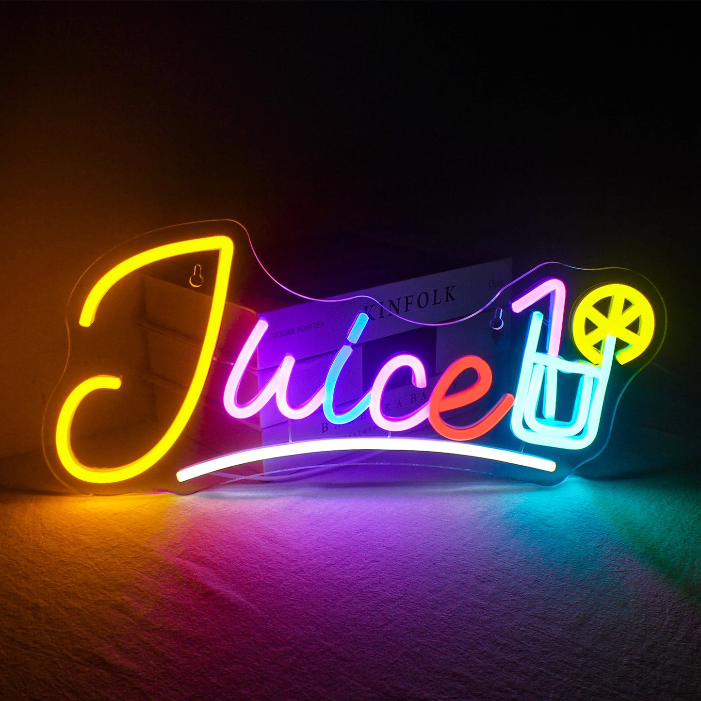 Imagem mostrando um letreiro de LED neon vibrante no formato de um copo de suco, com um canudo e elementos de respingos divertidos.