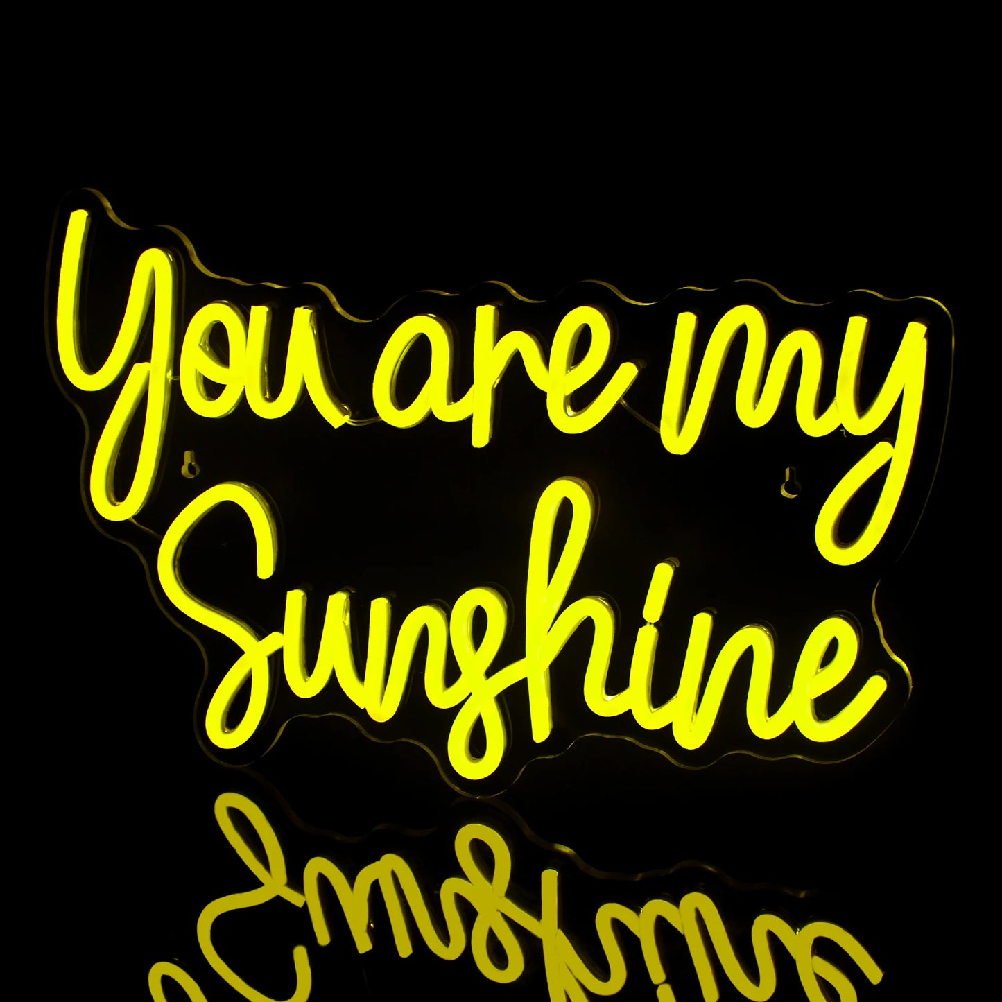 A imagem mostra uma placa de LED neon "You Are My Sunshine" em luz branca quente e brilhante.