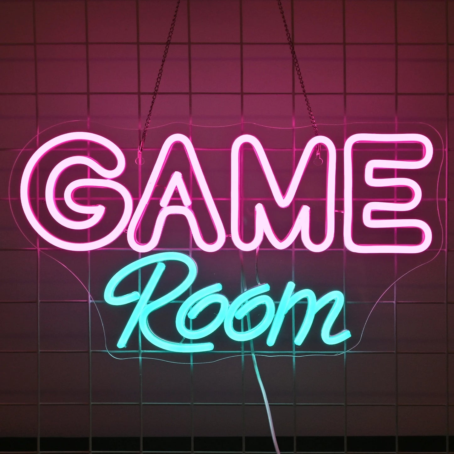 A imagem mostra uma vibrante placa de LED neon "Game Room".