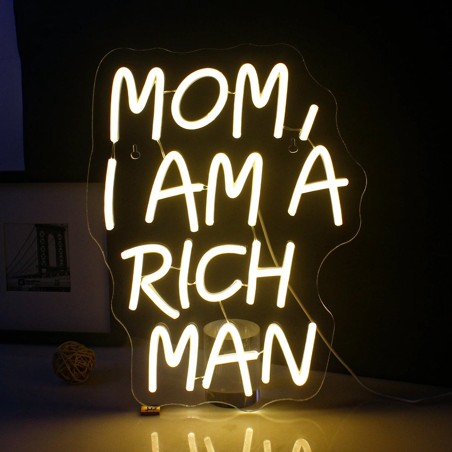 Uma vibrante placa de LED neon exibindo a frase "Mãe, eu sou um homem rico" em letras cursivas elegantes.