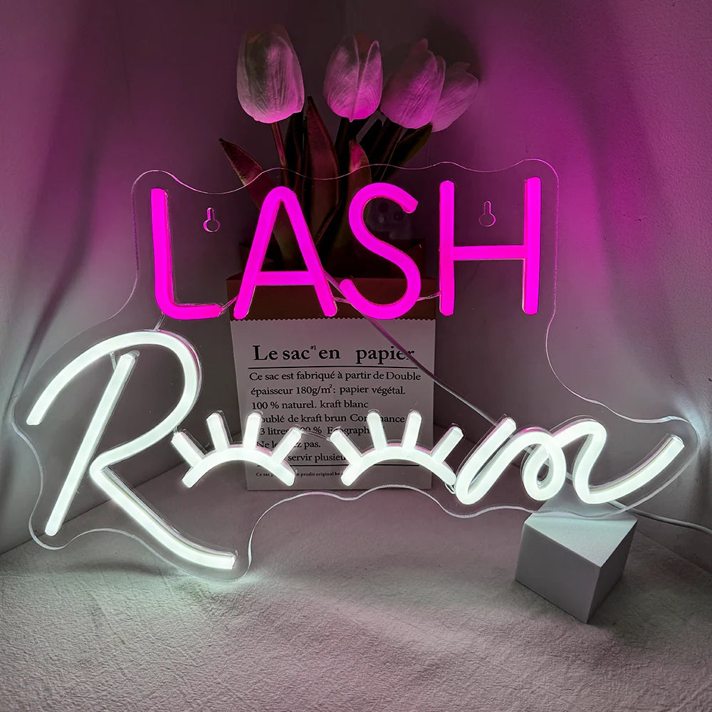 A imagem apresenta uma vibrante placa de LED neon exibindo as palavras "Lash Room" em uma fonte cursiva estilosa.